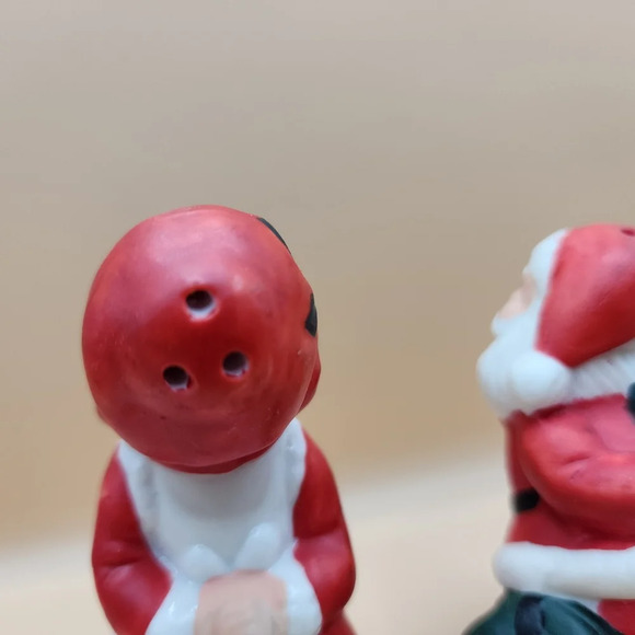 Kissing Santa and Mrs Claus Salt and Pepper Shakers - Picture 4 of 7